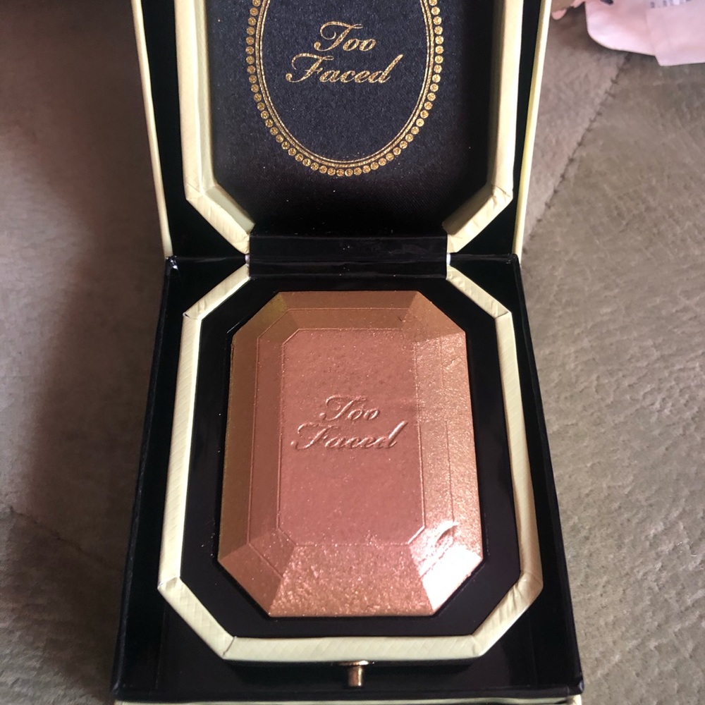 Too faced highlighter illuminator